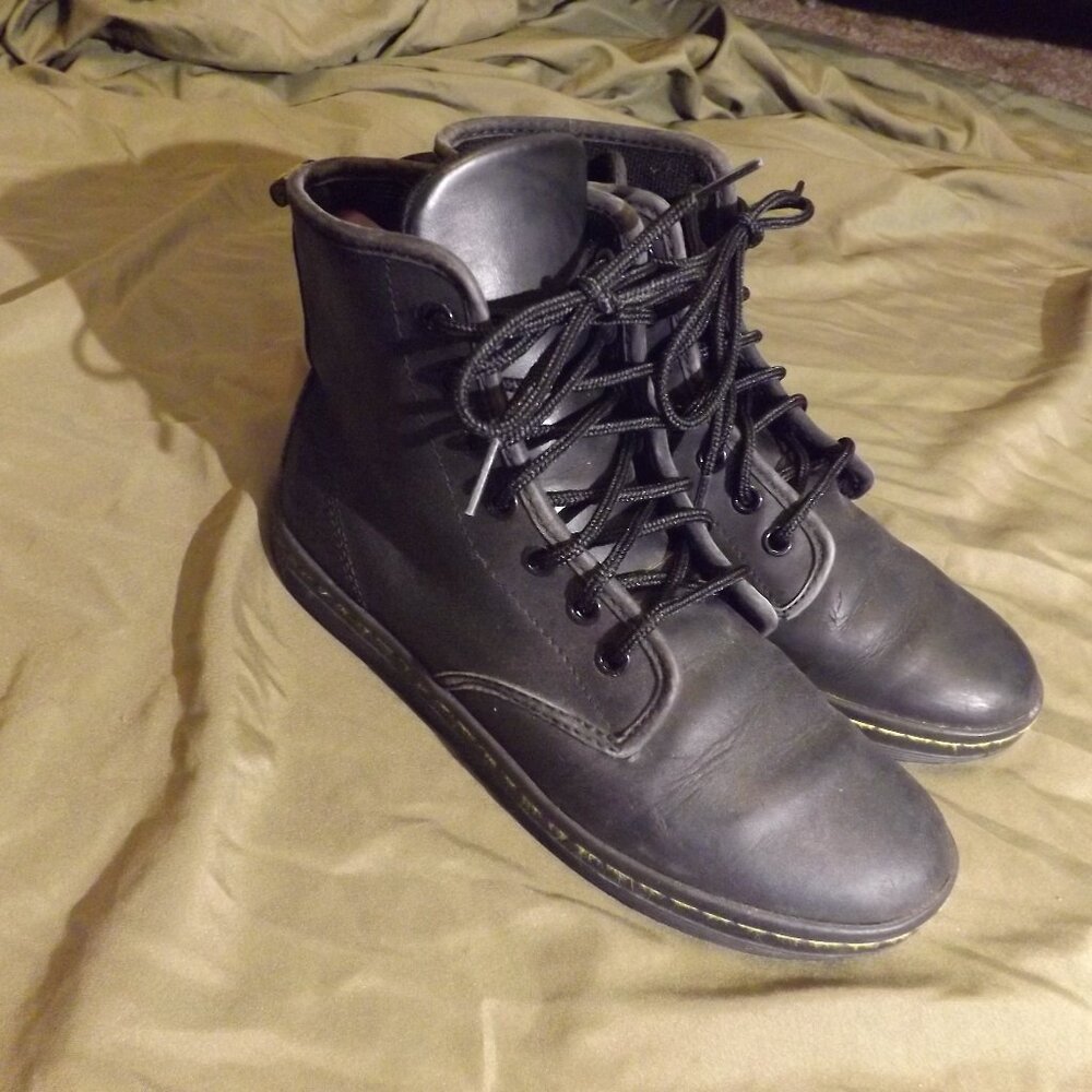 Doc Martens Women's 7  eu 38 Air Wair Cushion Sole Black Leather Combat Boots